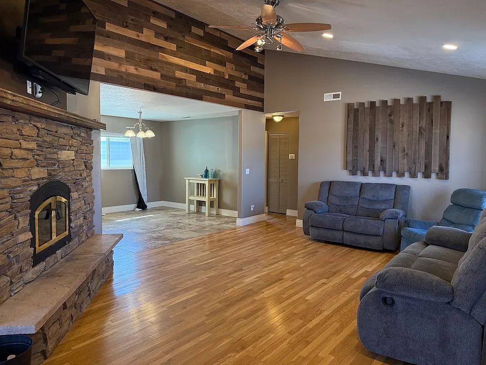 215 W Mill Rd