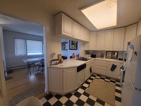 3rd image of 1321 N Franklin Pl APT 7A