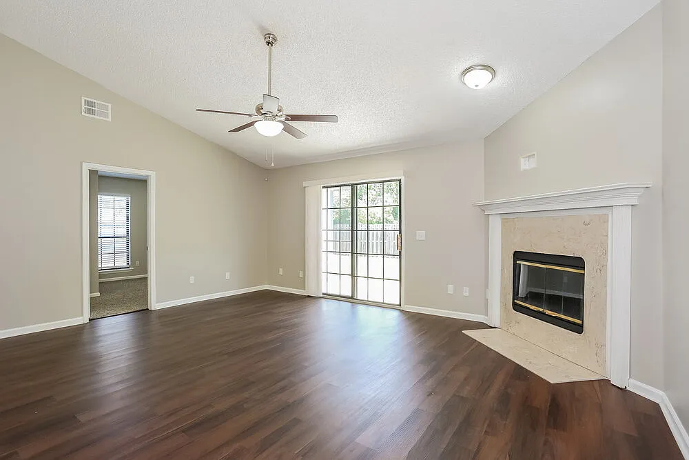 3 bed, 2.0 bath, 1556 sqft, $1,870 — Photo 3
