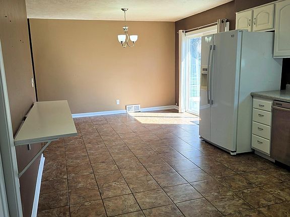 5th image of 26 Woods Mill Rd