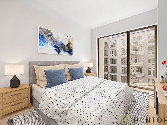 5th image of 960 Franklin Ave #260