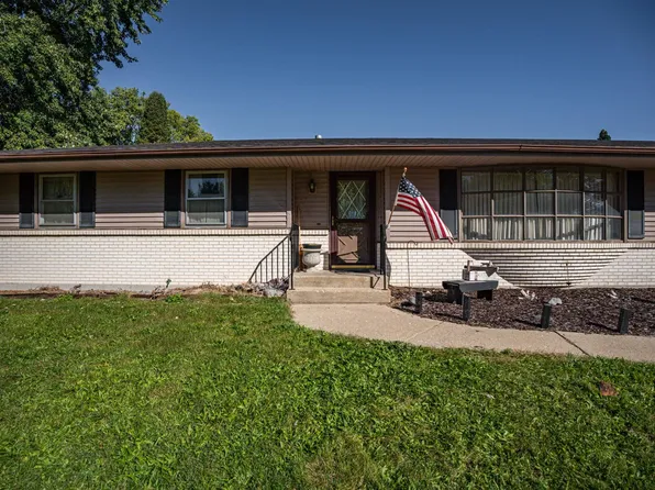 8590 E Valley View Dr, Stillman Valley, IL 61084