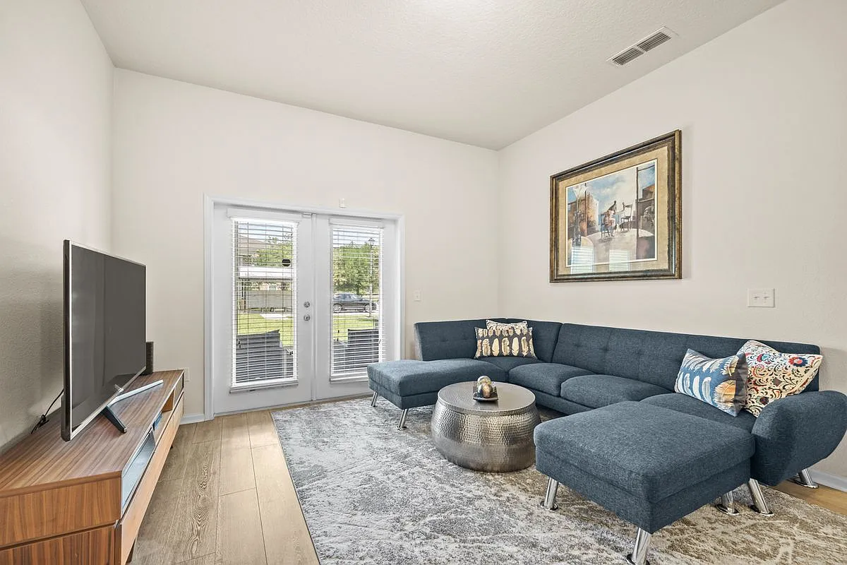 3 bed, 2.0 bath, 1327 sqft, $1,850 — Photo 2