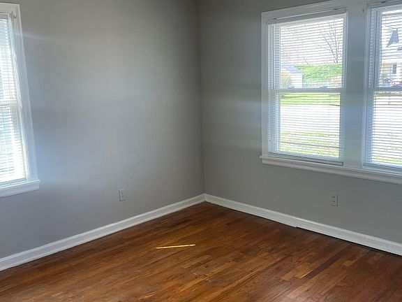 5th image of 107 Maple Ave