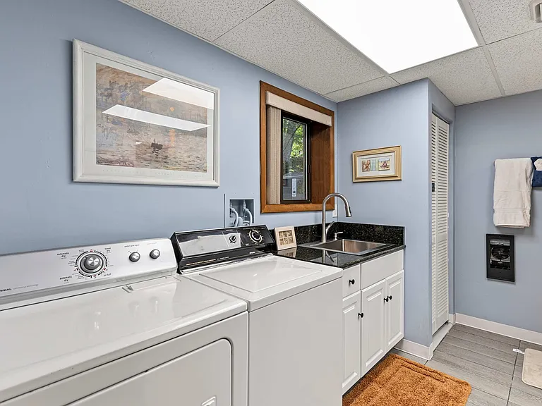 2174 Lakeview Dr E — Photo 47