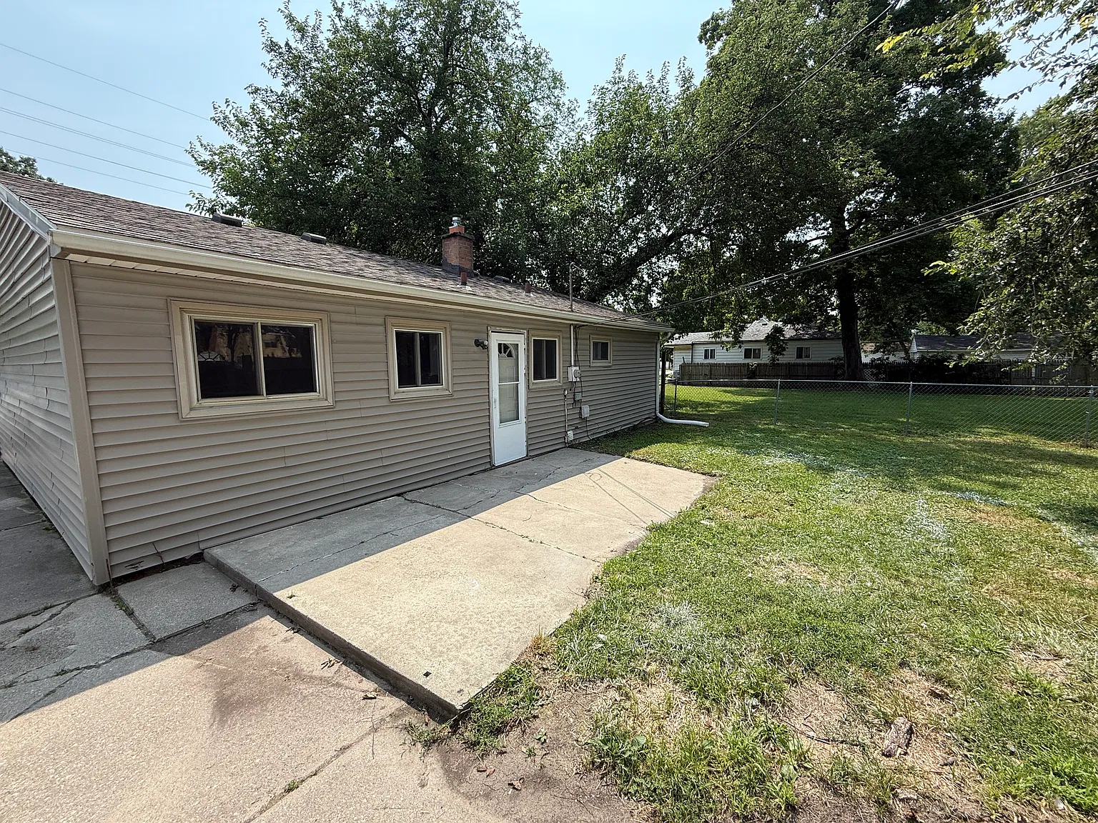 3 bed, 936 sqft, $1,350 — Photo 1