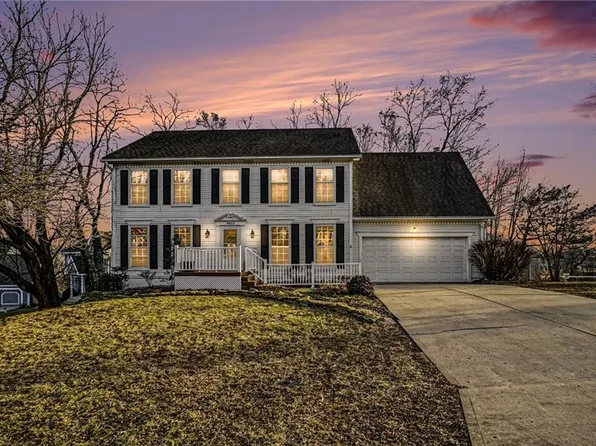 8645 Greenwood Ln, Lenexa, KS 66215