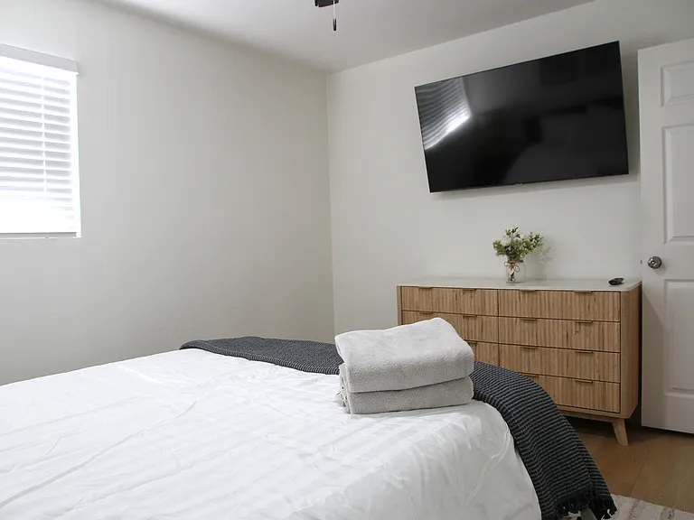 22309 Leadwell St — Photo 36