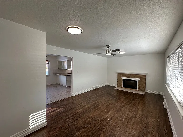 906 E Elm St — Photo 25