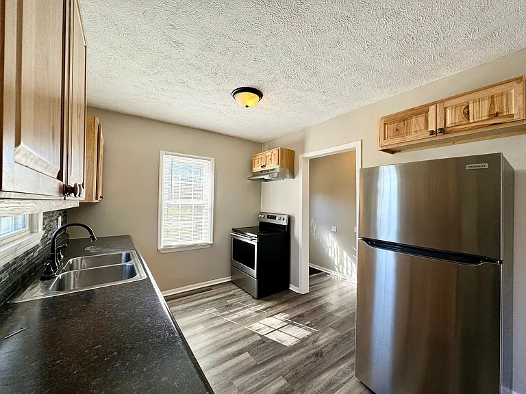 2355 Dahlen Ave — Photo 9