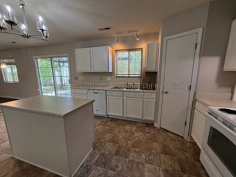 809 Topsail Dr — Photo 6