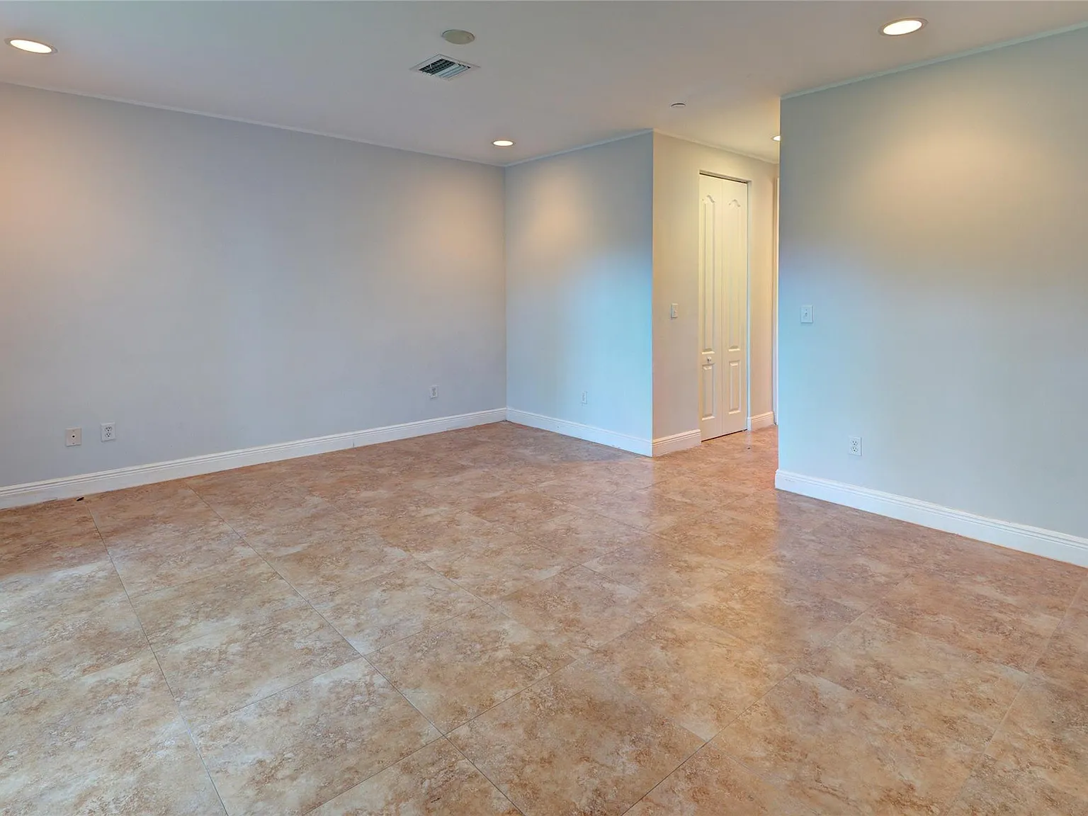 3 bed, 3.5 bath, 2583 sqft, $4,500 — Photo 3