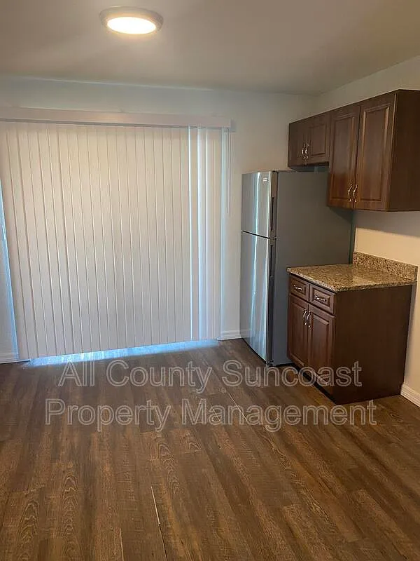 2 bed, 1.0 bath, $1,325 — Photo 2