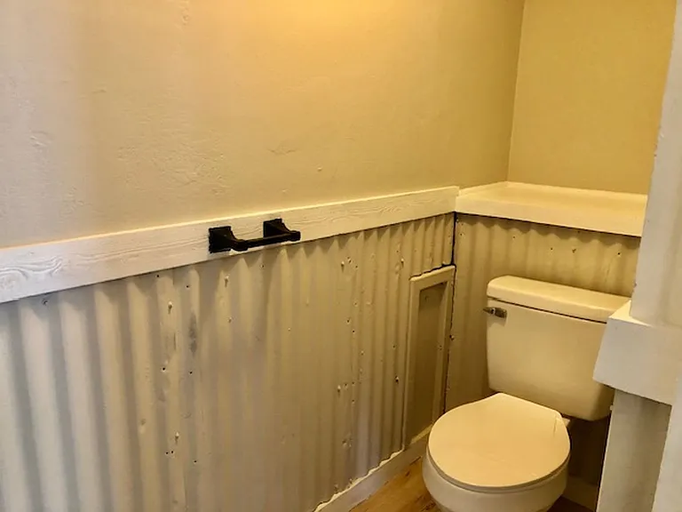 548 E Pearl St — Photo 22