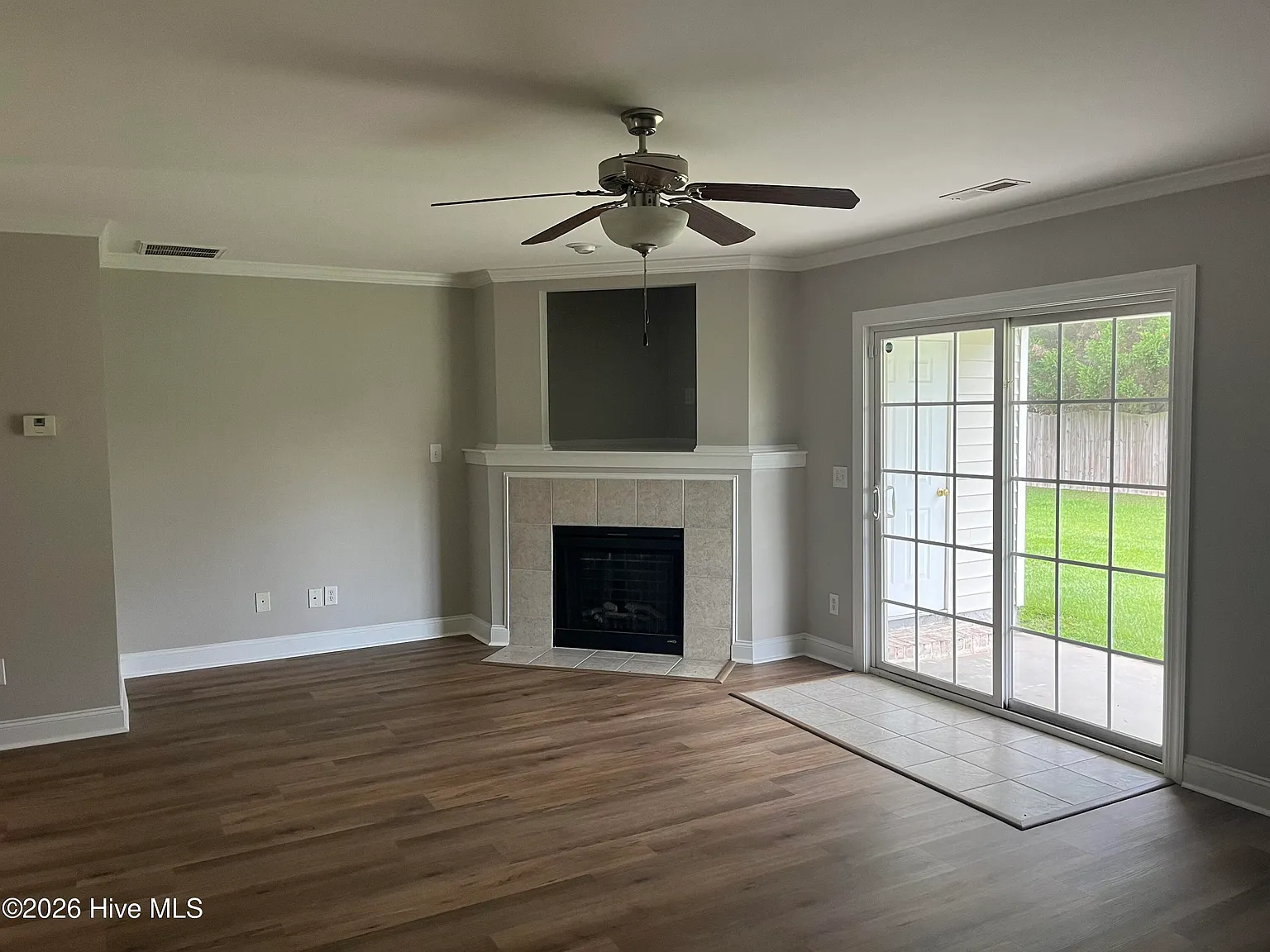 3 bed, 2.5 bath, 1584 sqft, $1,600 — Photo 2