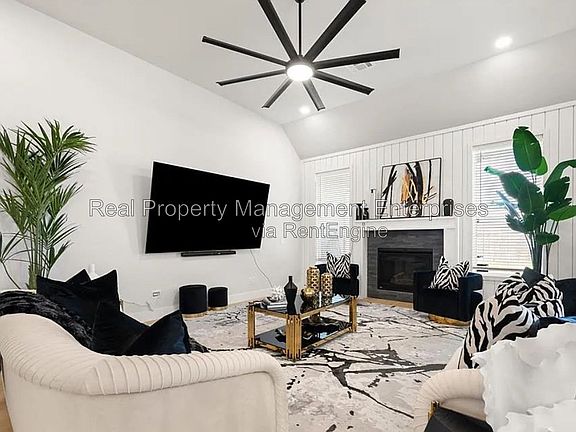 3rd image of 15801 Capri Ln
