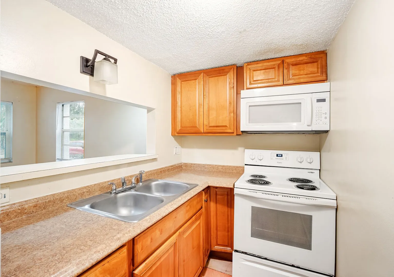Nice 1 Bed/ 1 Bath in Gated Community with Lakes/Ponds! — Photo 4
