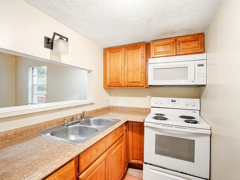 7100 Waterside Dr — Photo 4