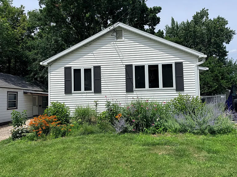 1818 Spohn Ave — Photo 1