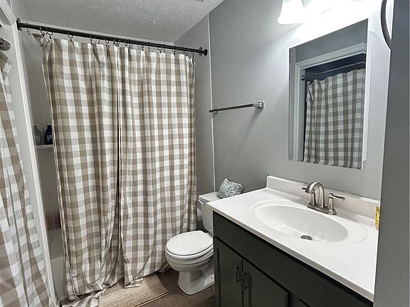 5th image of 785 Iroquois Cir