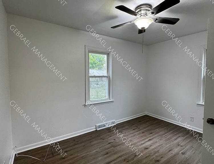 1221 Barney Ave — Photo 12