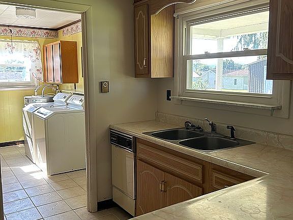 2nd image of 100 Grandview St