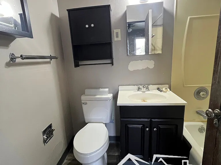 343 E Division St #3 — Photo 11