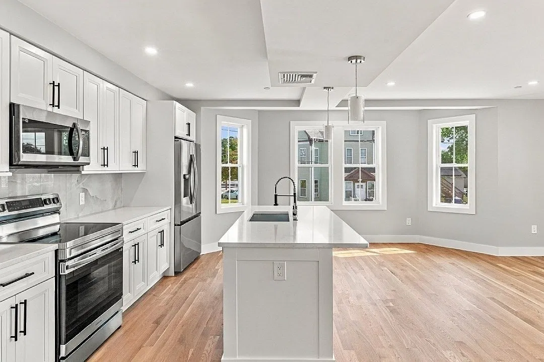 1 bed, 1.0 bath, 837 sqft, $2,350 — Photo 1