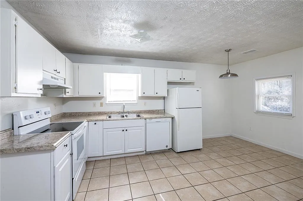 2 bed, 2.0 bath, 1100 sqft, $1,195 — Photo 2