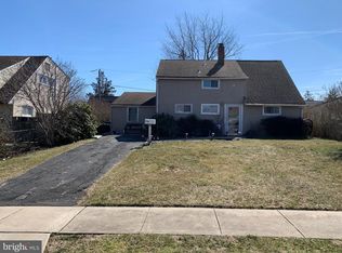 44 Woodbine Rd, Levittown, PA 19057