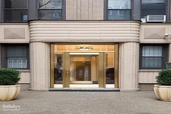 Sold by Sotheby's International Realty | media 11