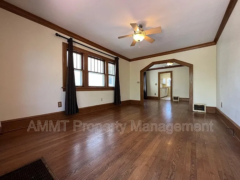 421 19th St NE — Photo 9