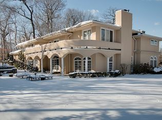 20 Twin Ponds St, Great Neck, NY 11024