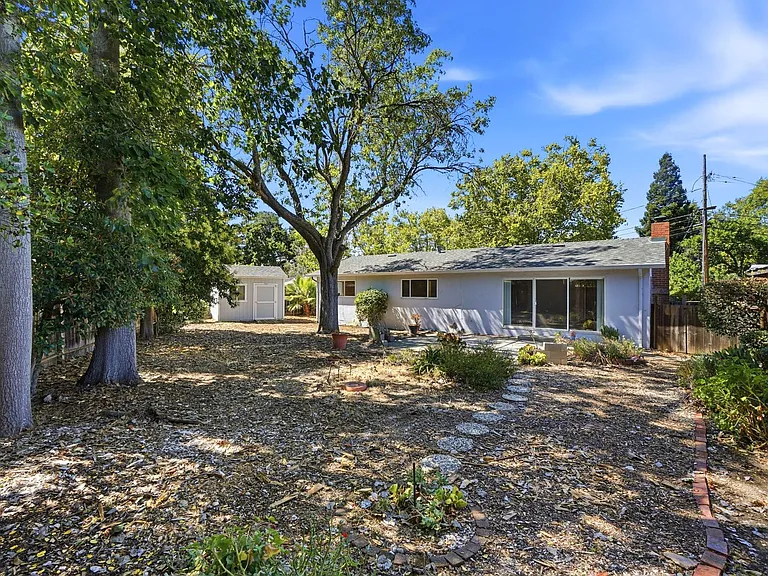 1835 Sandalwood Dr — Photo 31