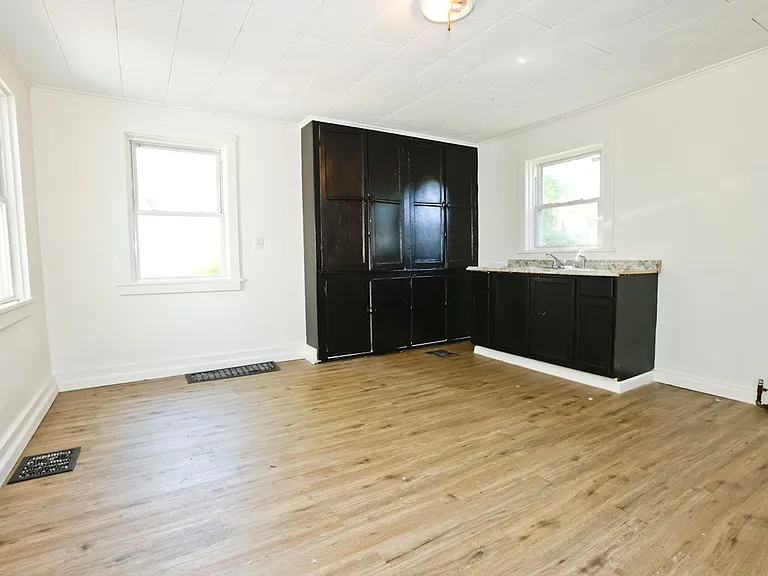 257 Alphonse St — Photo 8