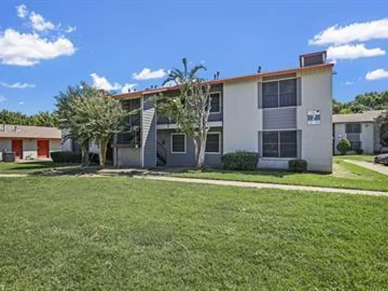 Ennis Place Apartments: Leasing Specials! Great location & Upgrades! — Photo 7