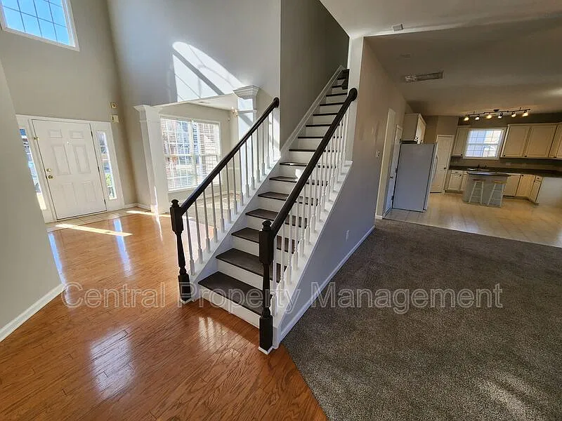 4 bed, 2.5 bath, 2497 sqft, $2,200 — Photo 3