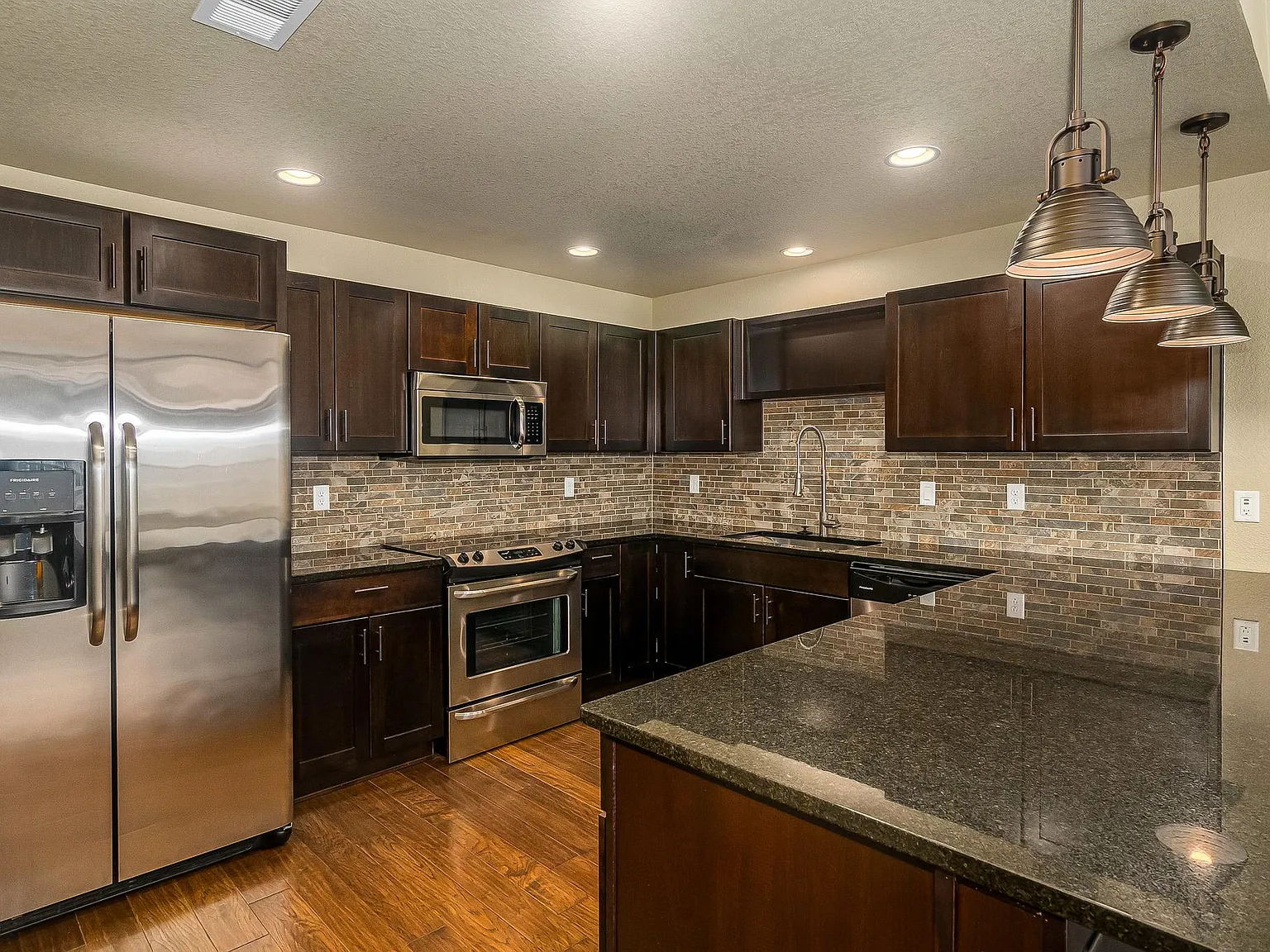2 bed, 1730 sqft, $2,500 — Photo 4