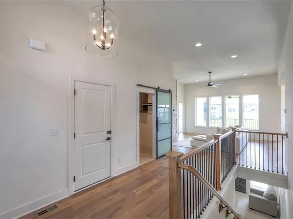 8305 NW 90th St, Kansas City, MO 64153