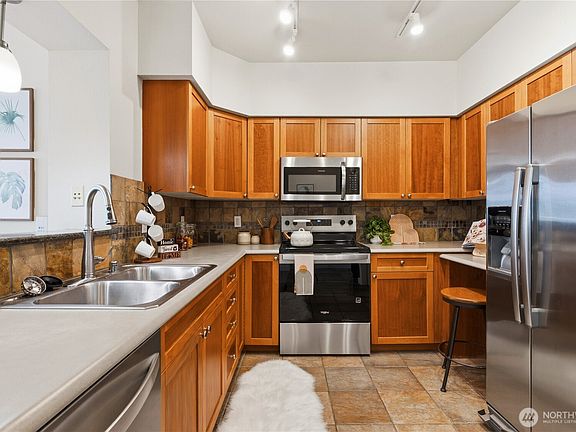 4th image of 1545 NW 57th St #611