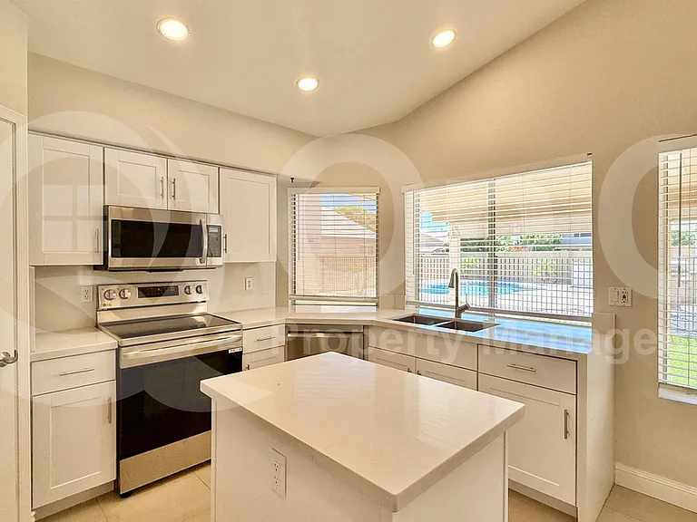 570 S Williams Pl — Photo 3