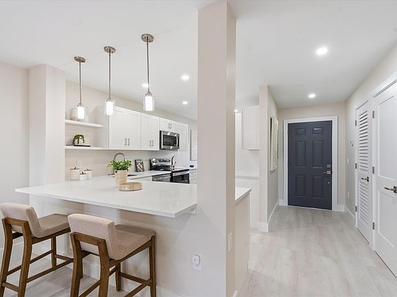5th image of 47 Stratford Lane W #F