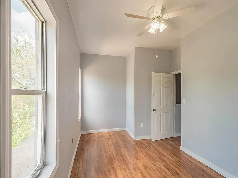 426 Borland St — Photo 6