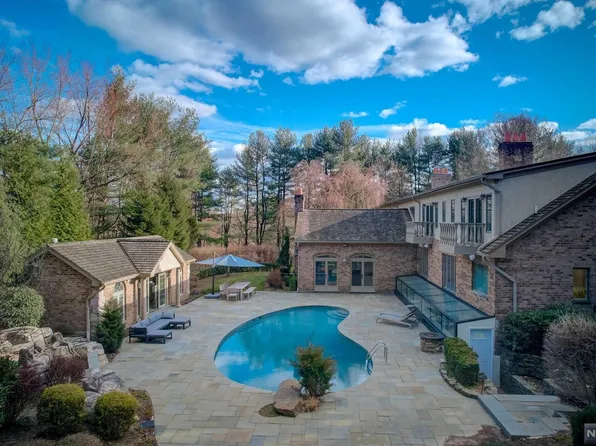2 Toboggan Ridge Rd, Saddle River, NJ 07458