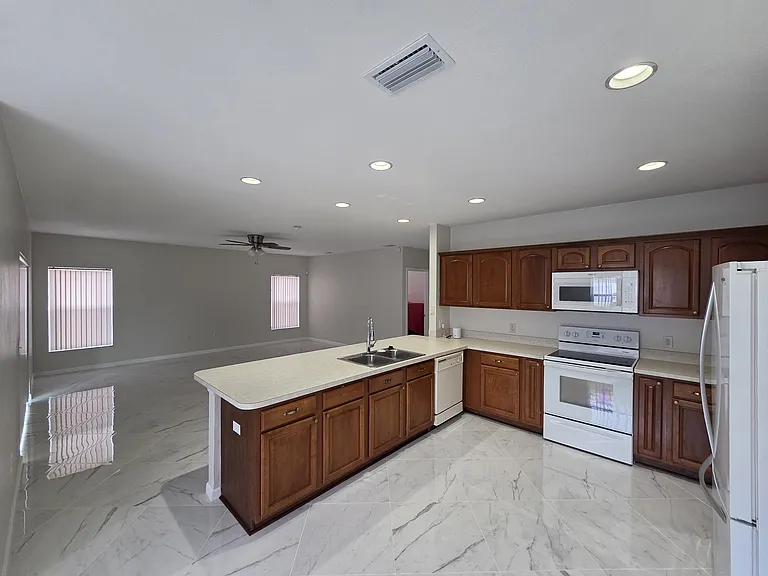 330 Aldershot Ct — Photo 9
