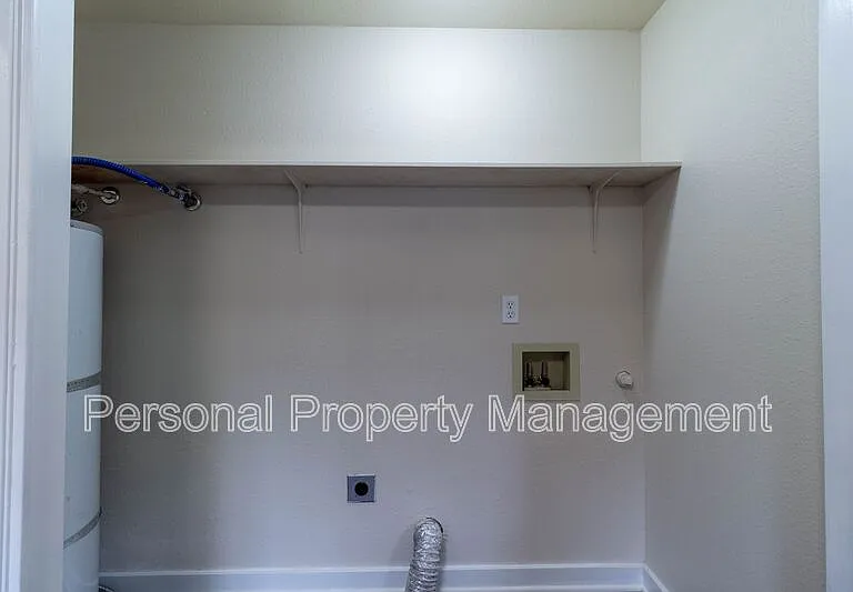1327 Z St #B — Photo 4
