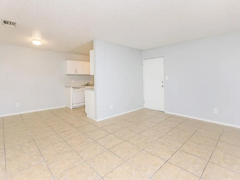 Crown Pointe Apartments — Photo 25