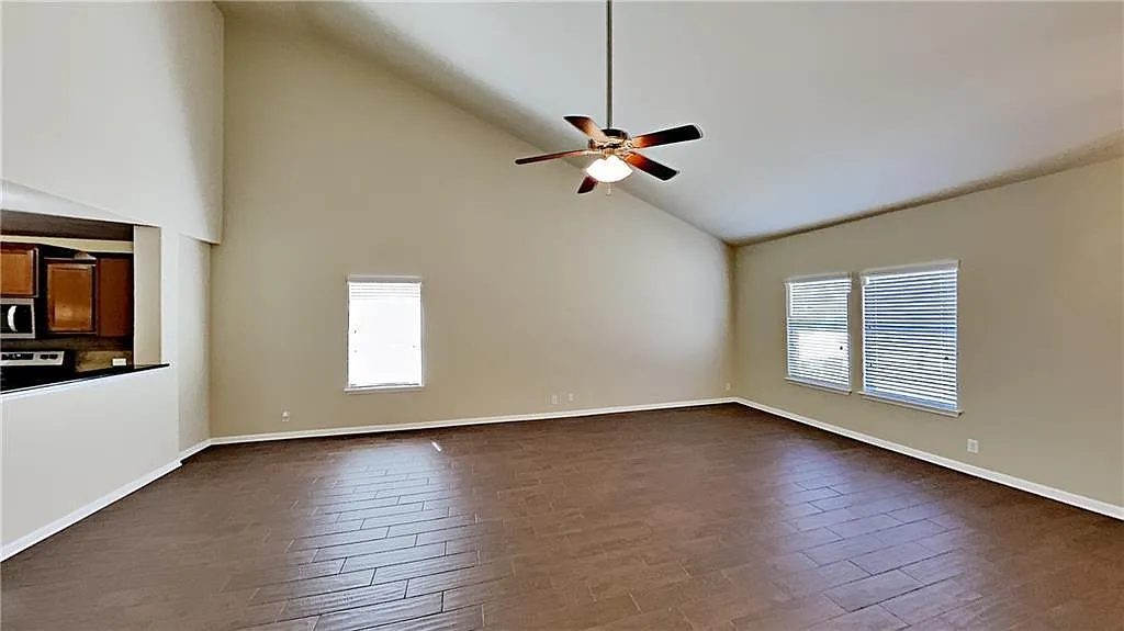 4 bed, 2.5 bath, 2276 sqft, $2,200 — Photo 3
