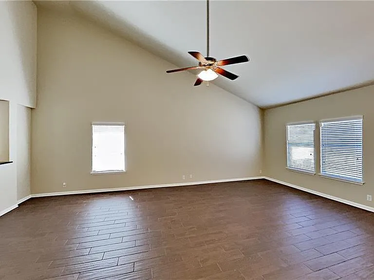 200 Adriana Ln — Photo 2