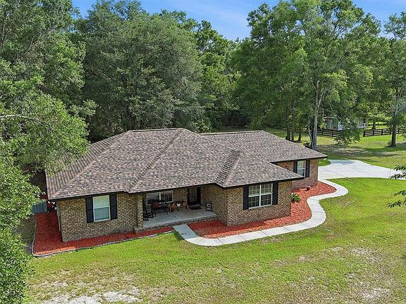 3rd image of 201 SW Thistlewood Ln